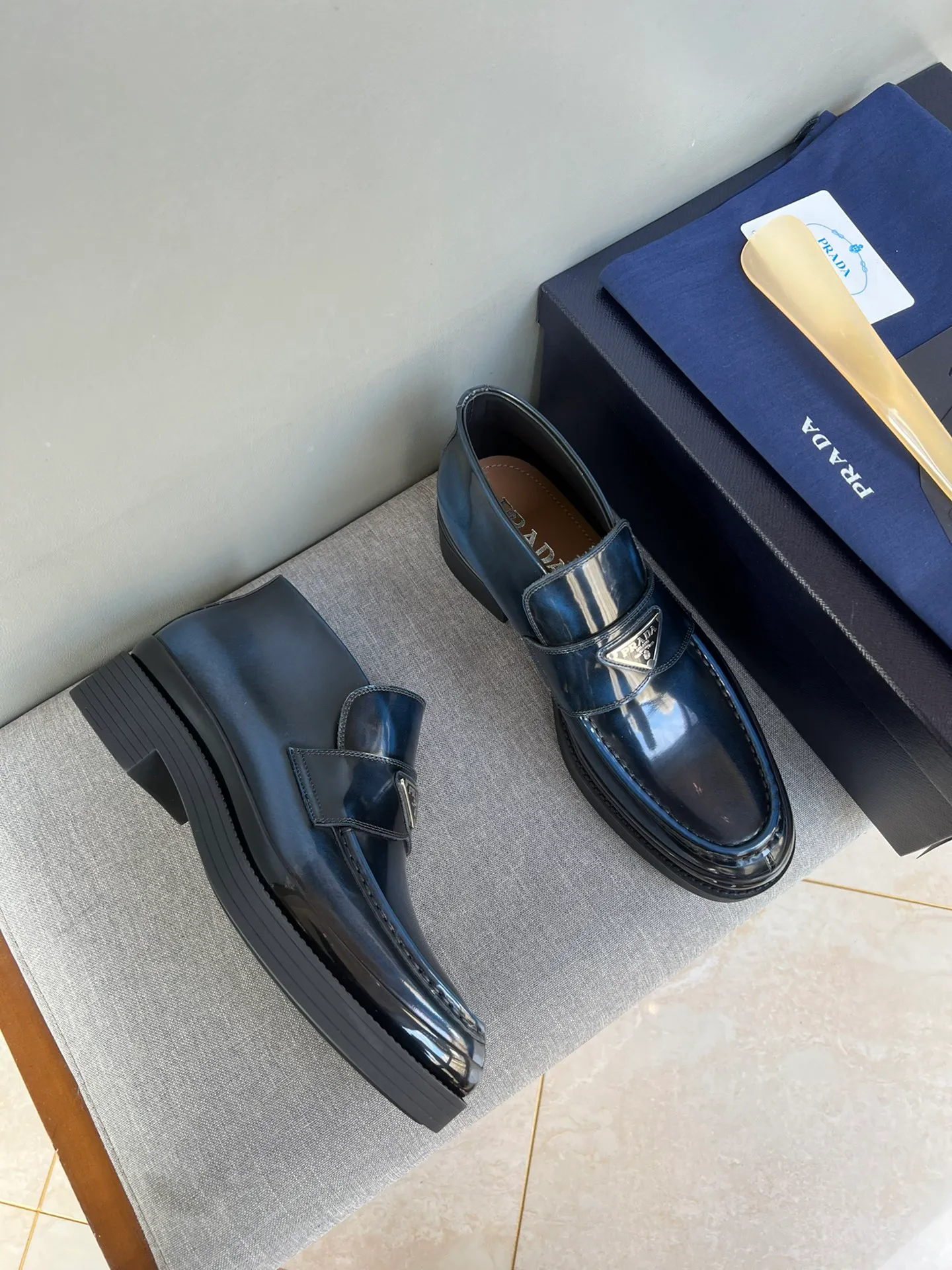 Batch of 1000💰Exclusive hot-selling new Prada Chelsea thick-soled men's shoes, naked boots, imported calf leather on the surface, cow leather on the lining, the outsole is made of private model TPU material, the frosted effect is consistent with the original version, 39-44 in stock (38, 45 custom-made, non-refundable)